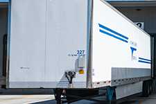 5816826468010.jpg 三個(gè)白色封閉式拖車-2.jpg