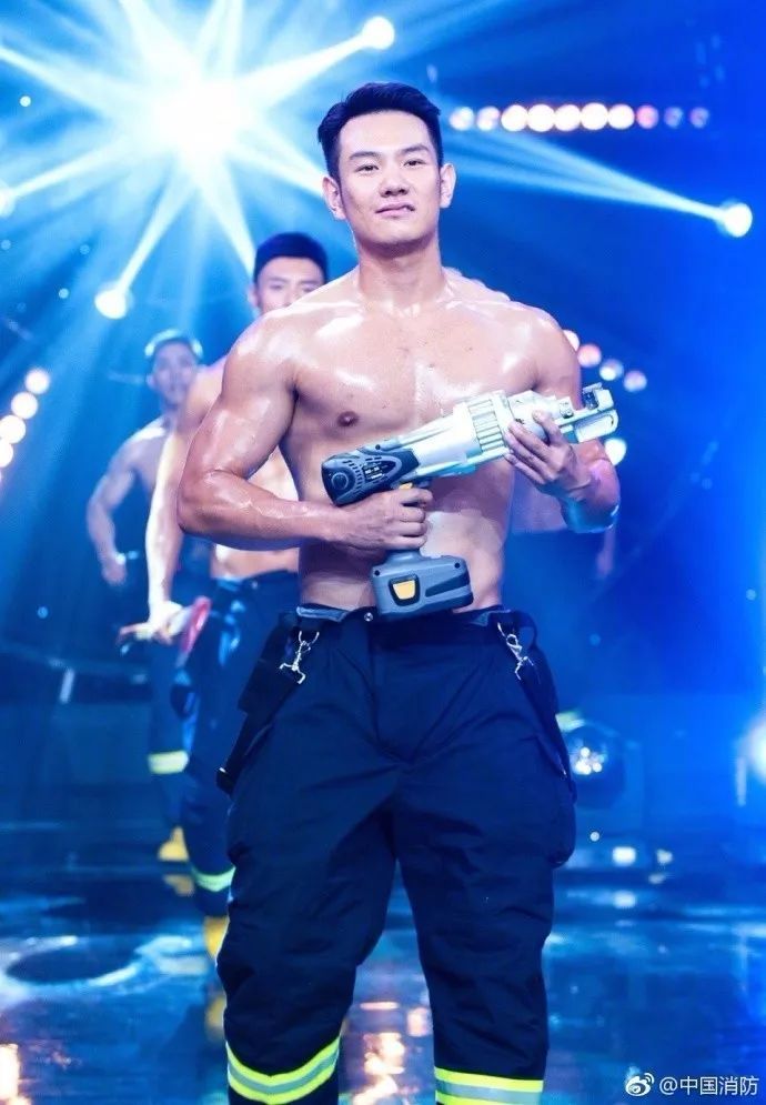 浴火重生的逆行者，肌肉越大責任越大，這才是真漢子——中國消防員(圖2)