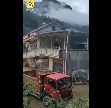 湖北村民50萬(wàn)建的新房被洪水沖倒，一家人居無(wú)定所(圖1)