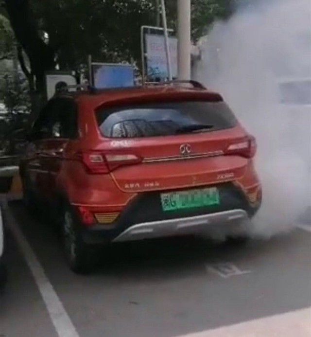 北汽新能源汽車冒煙遇水又爆炸 電動(dòng)車起火該怎么做？