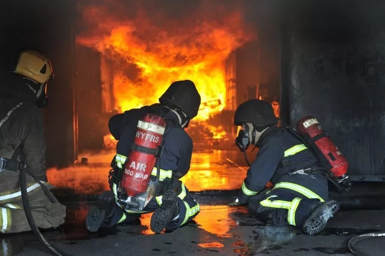 消防裝備：消防員戰(zhàn)斗服是干的還是濕的好？有怎么區(qū)別？(圖3)