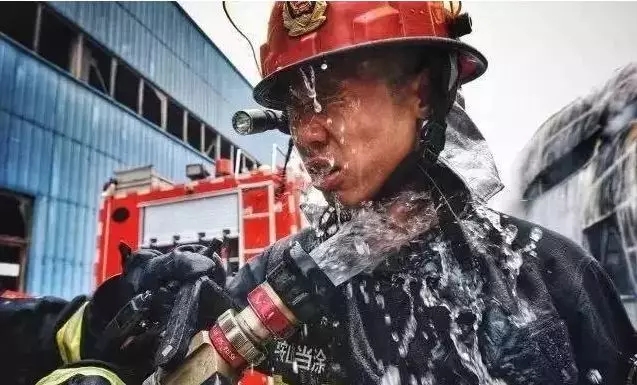 消防裝備：消防員戰(zhàn)斗服是干的還是濕的好？有怎么區(qū)別？(圖2)